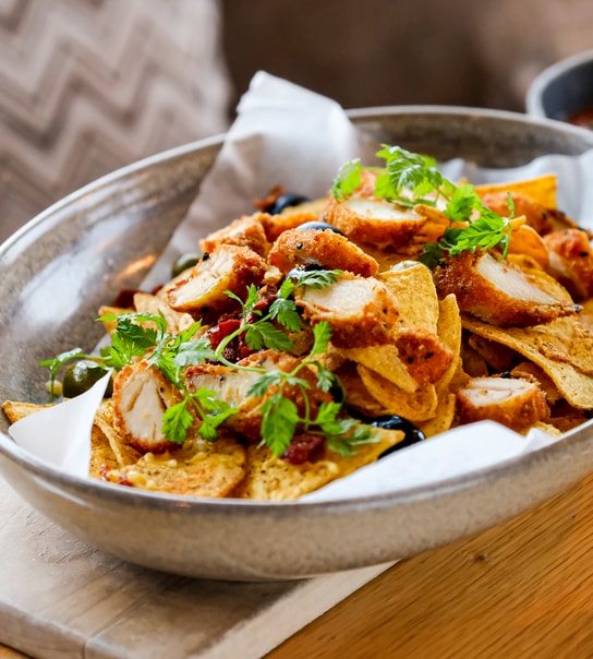 ½ pris: Nachos/Burger på Café Nöah