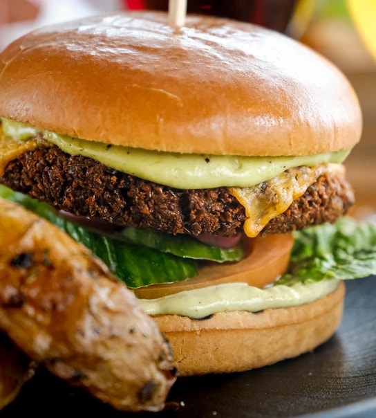 ½ pris: Nachos/Burger på Café Nöah