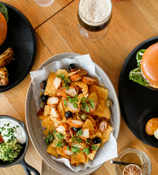 ½ pris: Nachos/Burger på Café Nöah