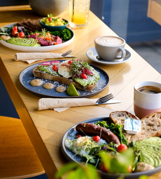 Valgfri Breakfast Plate @ Social Brew  - En Komplet Morgen i Hyggelige Omgivelser