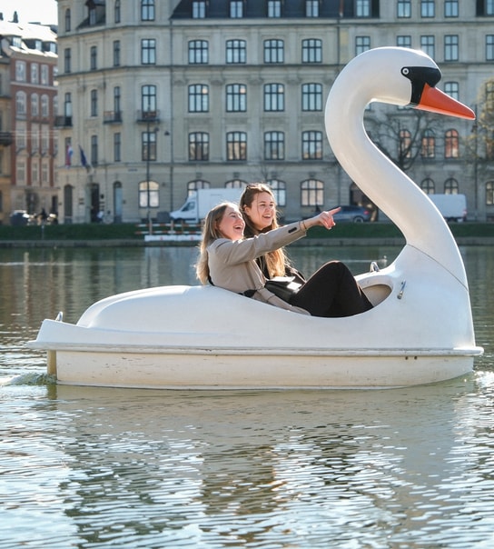 Nyd Sommervejret i en Svanebåd