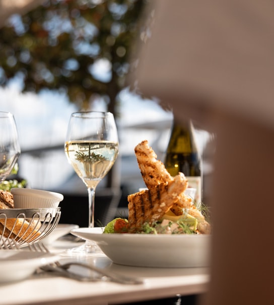 2-Retters Signaturfrokost på No. 22 Bistro - Nyd Forårssolen & Udsigten over Rungsted Havn