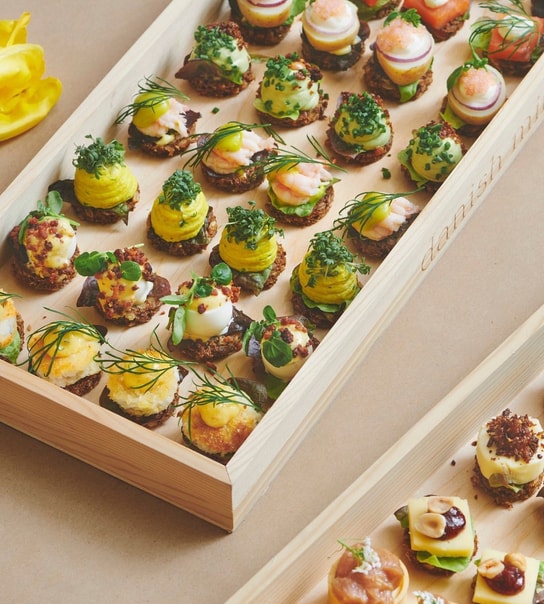 16 Mini-Smørrebrød fra Danish Minies - Smag Alle Dine Favoritter i Et Måltid