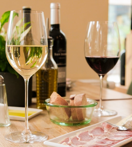 2 Valgfrie Glas + Snacks - Øens Vinhus