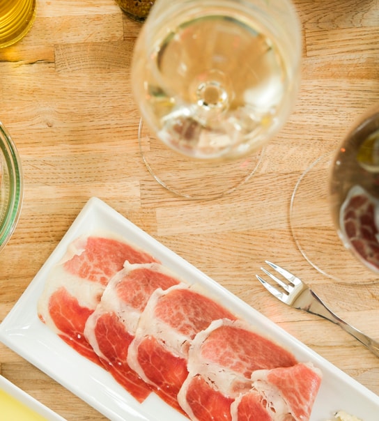 2 Valgfrie Glas + Snacks - Øens Vinhus