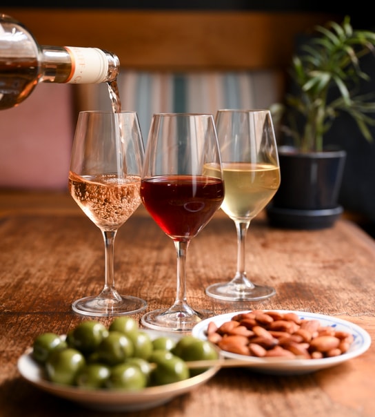 2 Valgfri Glas Vin + Snacks @ Vesterhus - Gode Glas & Endnu Bedre Stemning