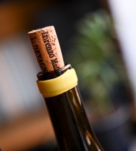 2 Valgfri Glas Vin + Snacks @ Vesterhus - Gode Glas & Endnu Bedre Stemning
