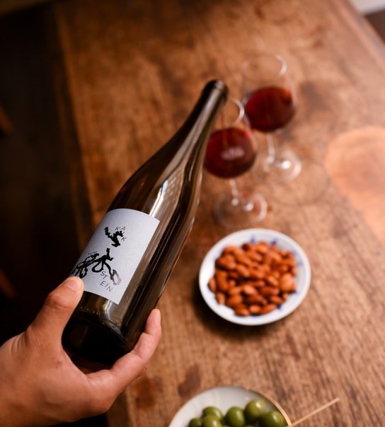 2 Valgfri Glas Vin + Snacks @ Vesterhus - Gode Glas & Endnu Bedre Stemning