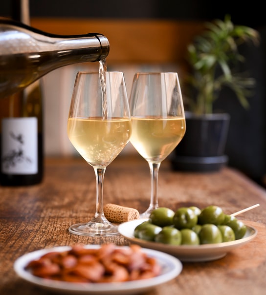 2 Valgfri Glas Vin + Snacks @ Vesterhus - Gode Glas & Endnu Bedre Stemning