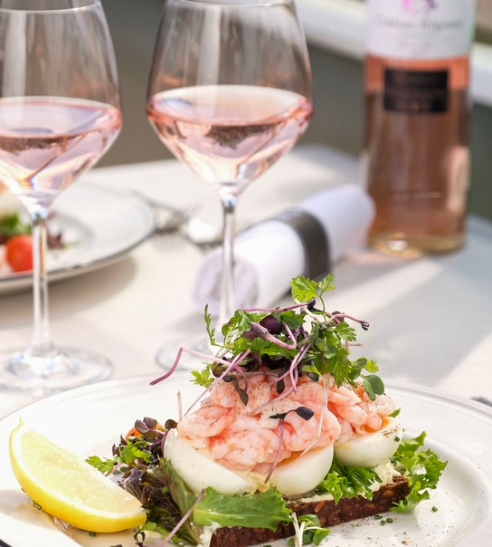 Sommerfrokost på No. 22 Bistro - 2 Signatur Smørrebrød Ved Vandet i Rungsted Havn