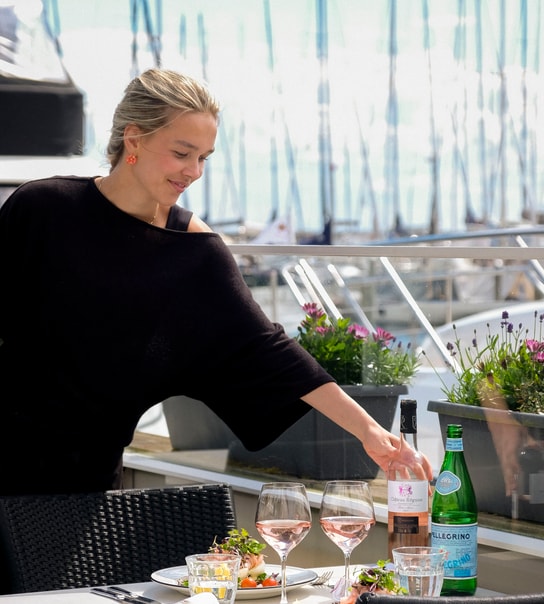 Sommerfrokost på No. 22 Bistro - 2 Signatur Smørrebrød Ved Vandet i Rungsted Havn