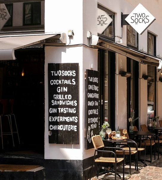 2 Valgfri Gin&Tonic + Snacks @ Two Socks - Gennemført, Dansk Ginnørderi