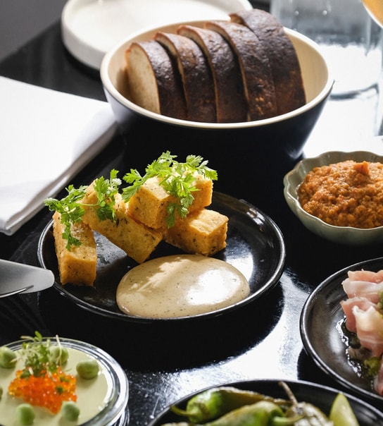 Frokost med 7 anretninger på Den Gule Cottage