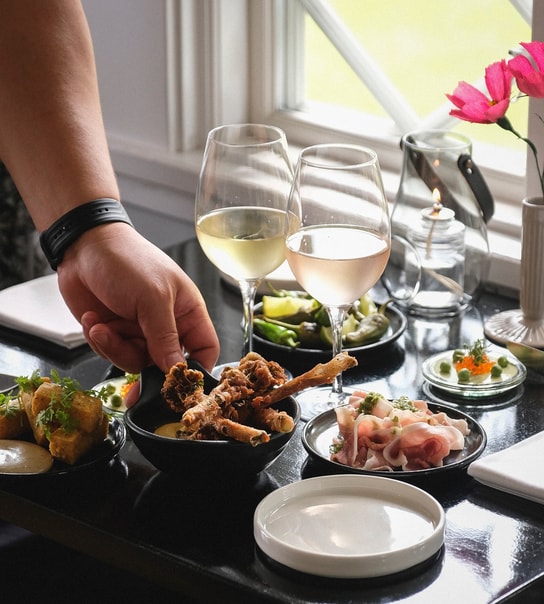 Frokost med 7 anretninger på Den Gule Cottage