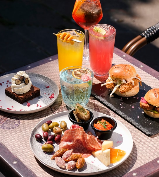 Cocktails & Snacks - Den Blå Hund's Nyåbnede Udebar på Frederiksberg