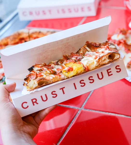 Valgfri Pizza/2 Slices m. Drik @ Crust Issues - Her Hæves Dejen Til Nye Højder!