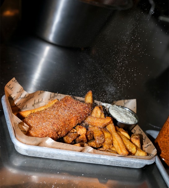 Fish & Chips + Valgfri Drik @ Hooked - Fisk uden fine fornemmelser!