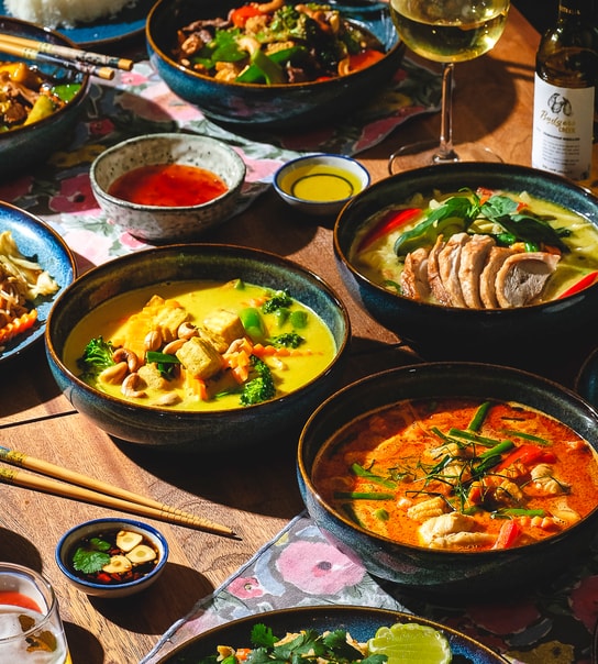½ PRIS: Valgfri Hovedret @ Green Mango - Keep Calm & Curry On!
