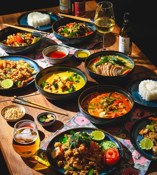 ½ PRIS: Valgfri Hovedret @ Green Mango - Keep Calm & Curry On!
