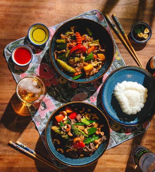 ½ PRIS: Valgfri Hovedret @ Green Mango - Keep Calm & Curry On!