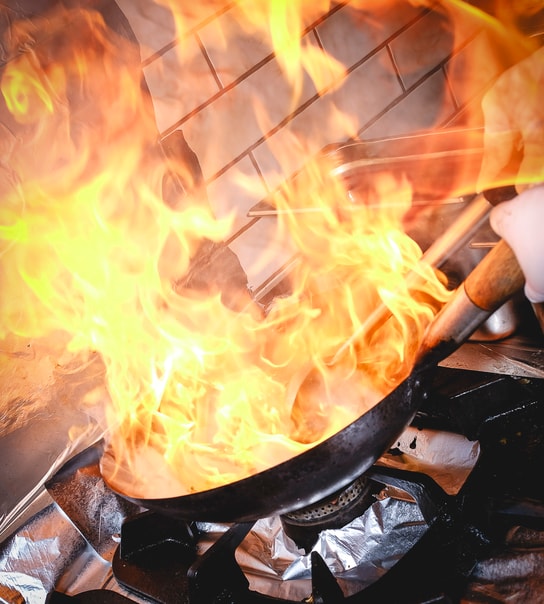 ½ PRIS: Valgfri Hovedret @ Green Mango - Keep Calm & Curry On!