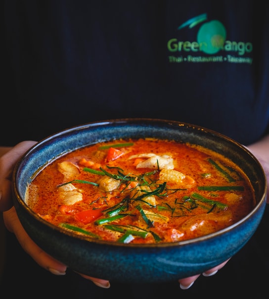 ½ PRIS: Valgfri Hovedret @ Green Mango - Keep Calm & Curry On!