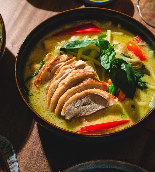 ½ PRIS: Valgfri Hovedret @ Green Mango - Keep Calm & Curry On!