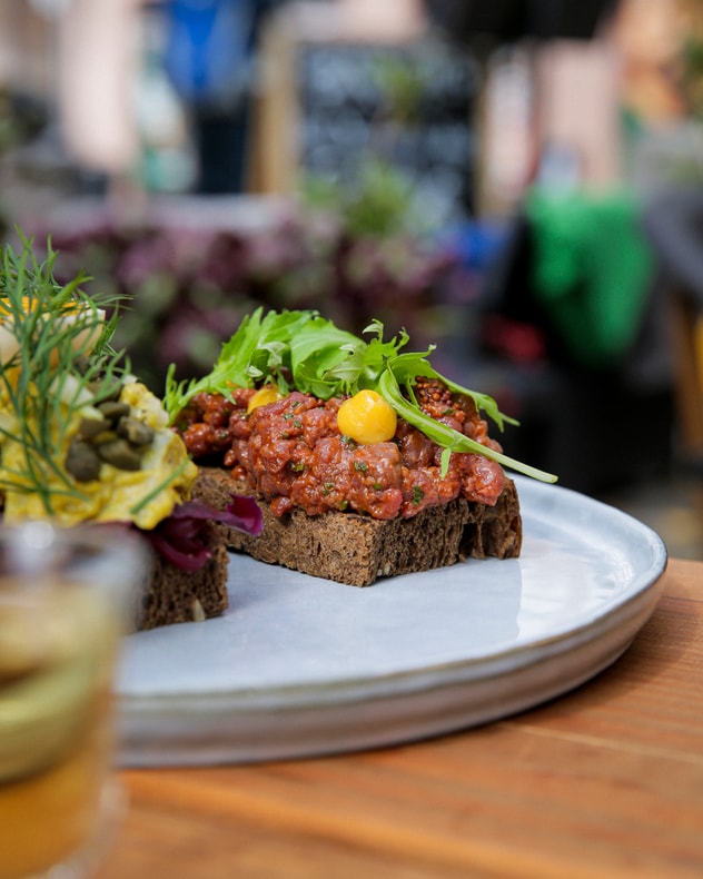 2 stk. Valgfri Smørrebrød hos Darling Bistro & Bar | En Sommerfrokost Uden Lige billede 3