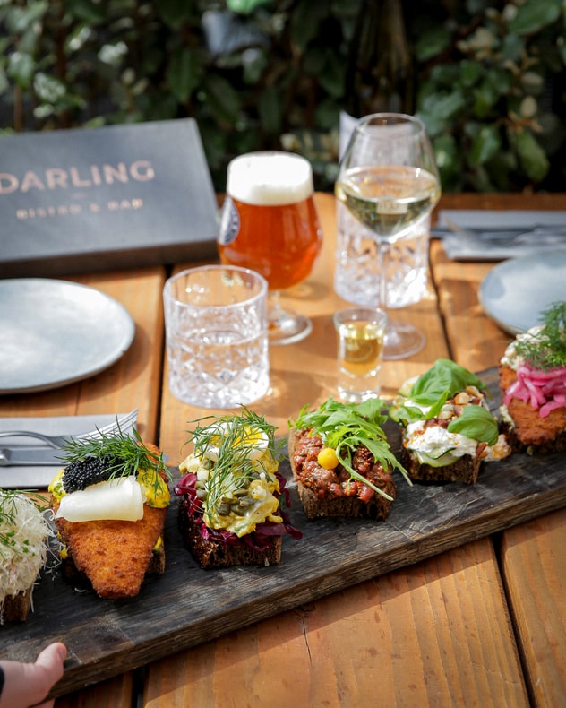2 stk. Valgfri Smørrebrød hos Darling Bistro & Bar | En Sommerfrokost Uden Lige billede 6