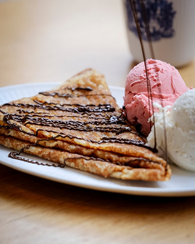 Hjemmelavet Crêpe + Valgfri Varm Drik hos Peter Beier Chokolade billede 2