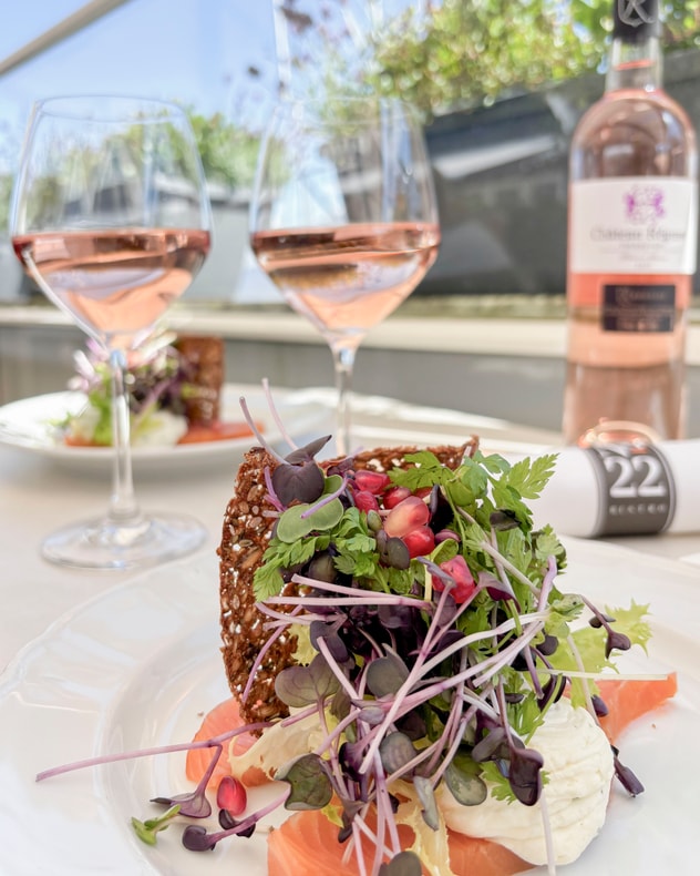 Sommerfrokost på No. 22 Bistro - 2 Signatur Smørrebrød Ved Vandet i Rungsted Havn billede 7