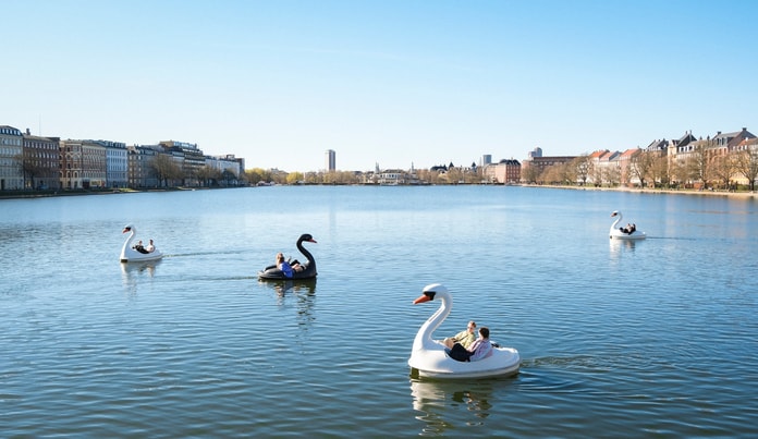 Nyd Sommervejret i en Svanebåd