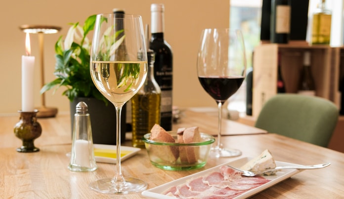 2 Valgfrie Glas + Snacks - Øens Vinhus