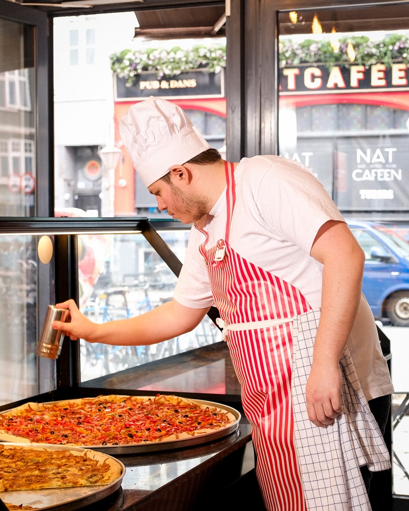 Vil du prøve Københavns største slice? 2 stk. til halv pris - hypede kæmpe-pizzaslices i Indre By