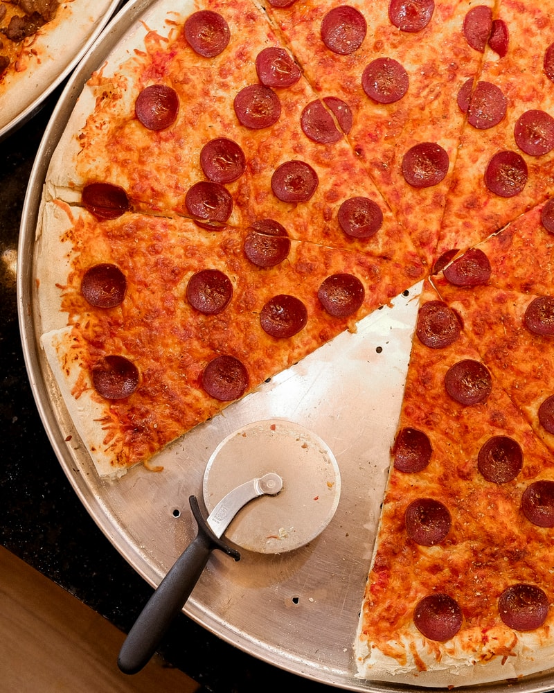 Vil du prøve Københavns største slice? 2 stk. til halv pris - hypede kæmpe-pizzaslices i Indre By