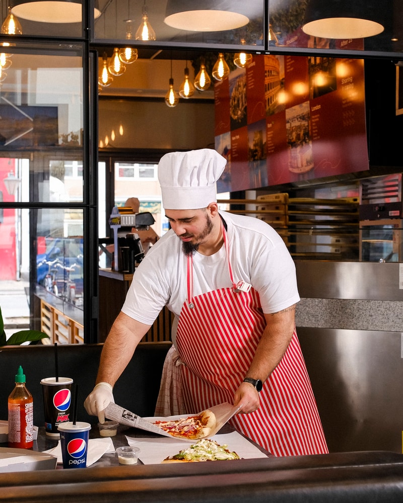 Vil du prøve Københavns største slice? 2 stk. til halv pris - hypede kæmpe-pizzaslices i Indre By