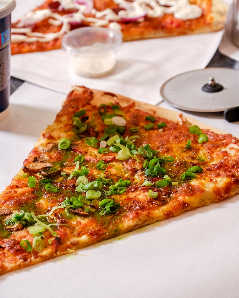 Vil du prøve Københavns største slice? 2 stk. til halv pris - hypede kæmpe-pizzaslices i Indre By