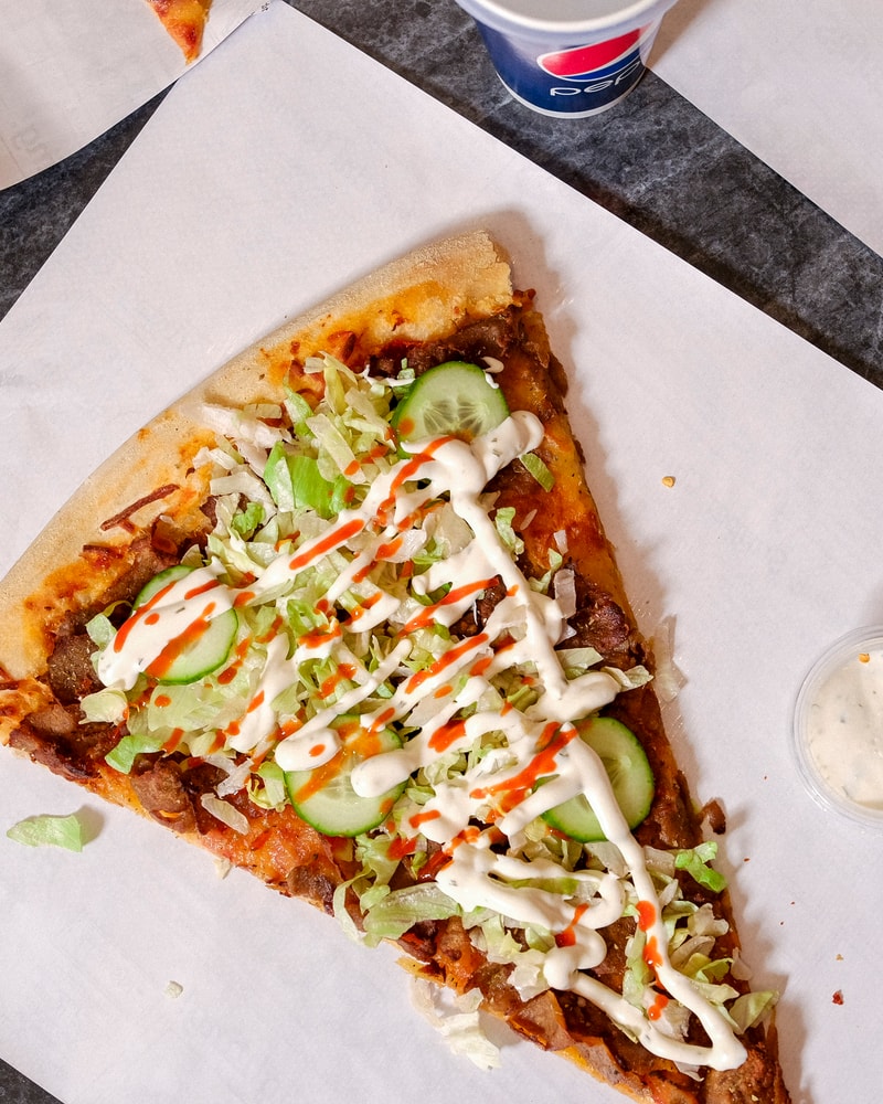 Vil du prøve Københavns største slice? 2 stk. til halv pris - hypede kæmpe-pizzaslices i Indre By