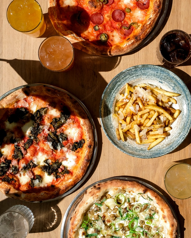 Pappa Pizza: Pizza + trøffelfritter + cocktail/sodavand hos prisvindende surdejs-pizzeria - Vesterbro og Amager