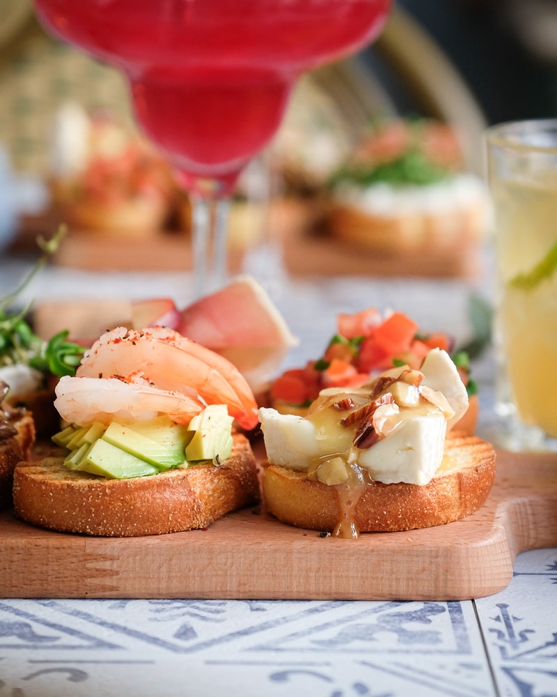 Café Claire: Smag en bid af Barcelona med 6 pintxos og lækre oliven hos topkok på Østerbros hyggeligste café