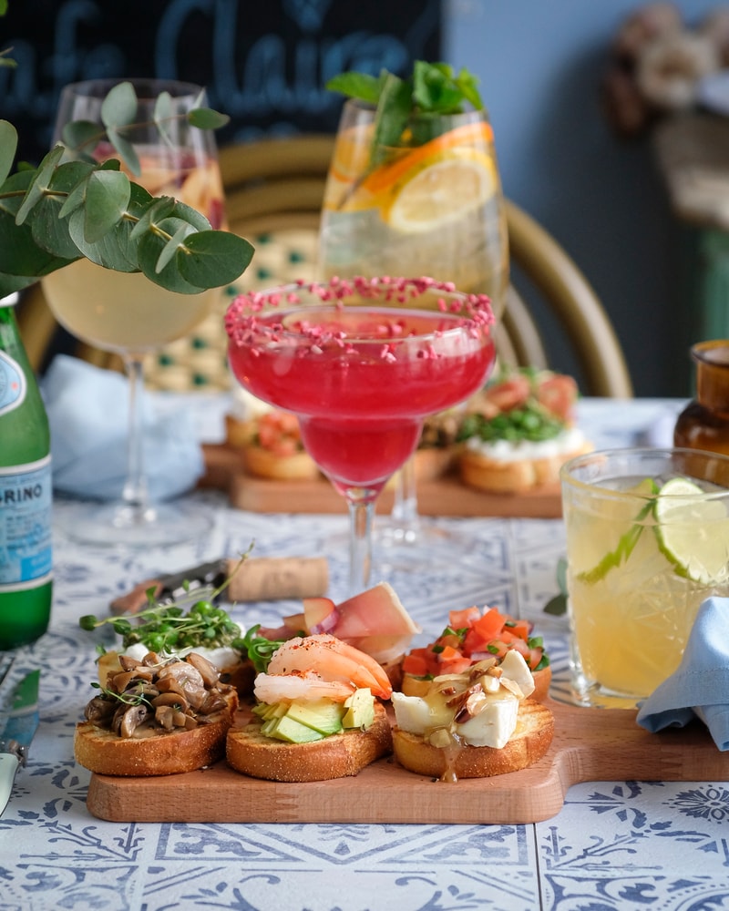 Café Claire: Smag en bid af Barcelona med 6 pintxos og lækre oliven hos topkok på Østerbros hyggeligste café