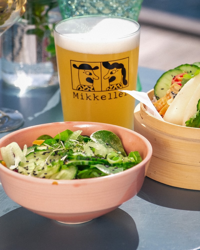 To fluffy baos og frisk side salat hos yoga-café med havudsigt i det nye, hippe Sydhavnen