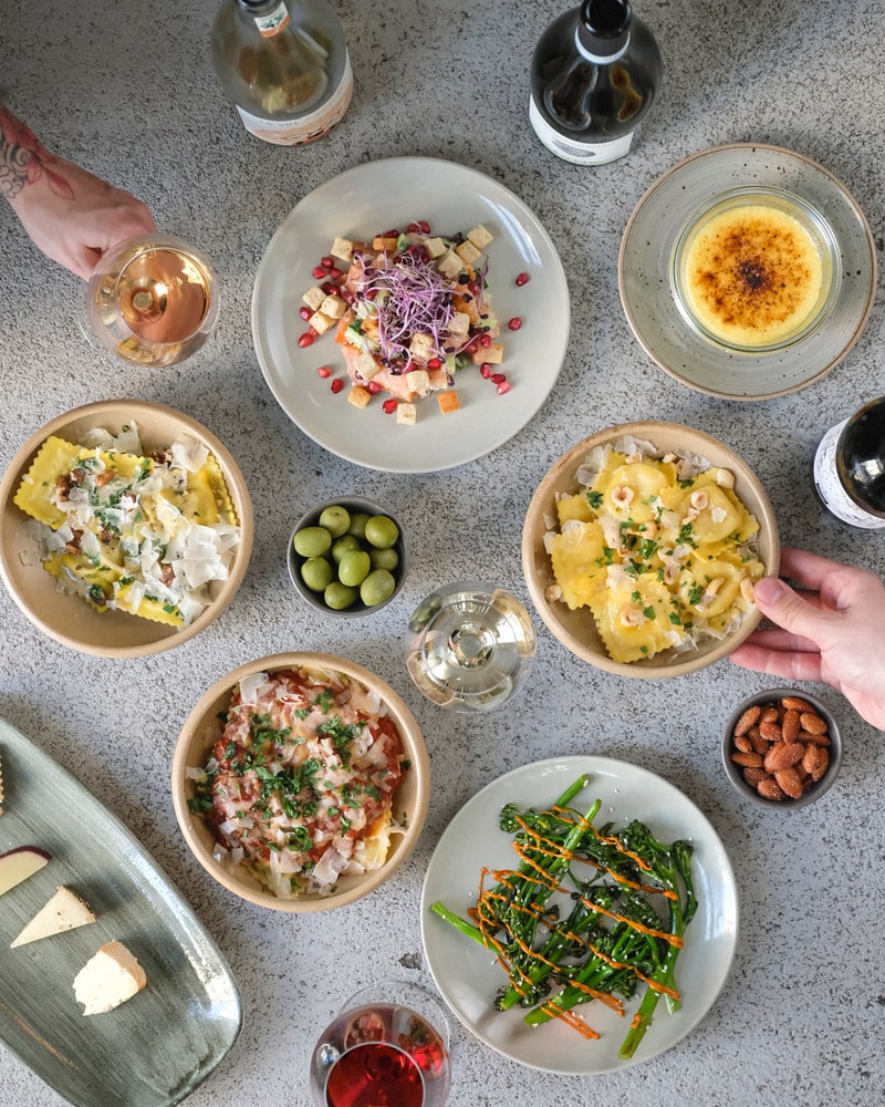 Valgfri menu på 4 serveringer hos Vinøs - Besøg den hyggelige Vinbar på Amager