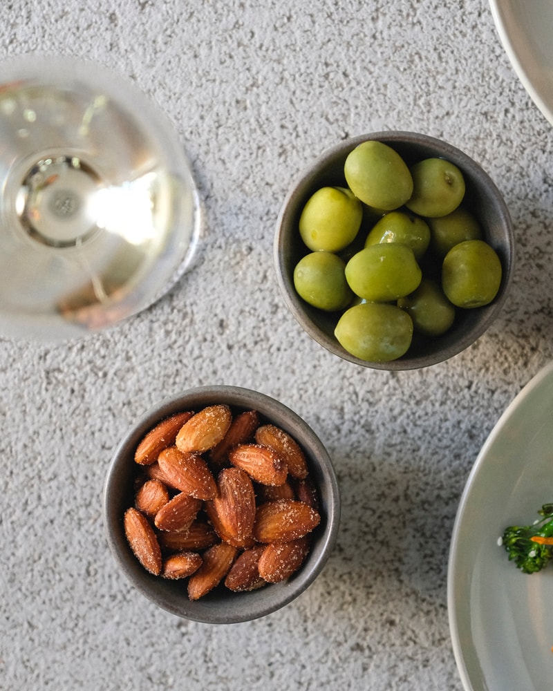 Valgfri menu på 4 serveringer hos Vinøs - Besøg den hyggelige Vinbar på Amager