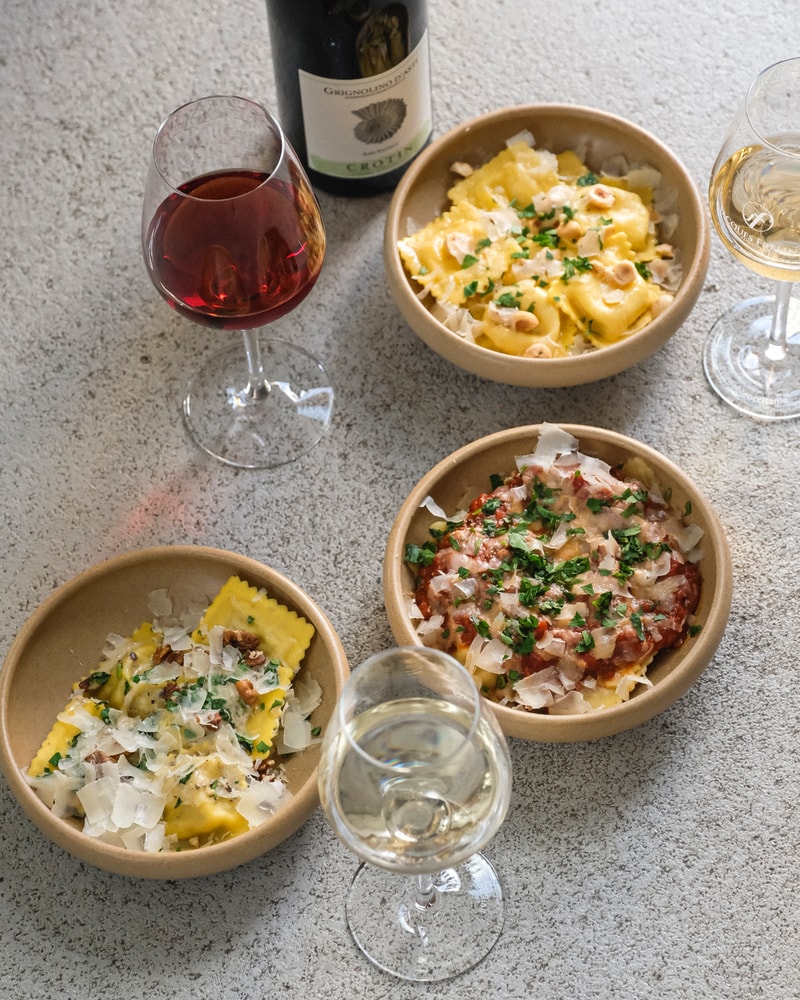 Valgfri menu på 4 serveringer hos Vinøs - Besøg den hyggelige Vinbar på Amager