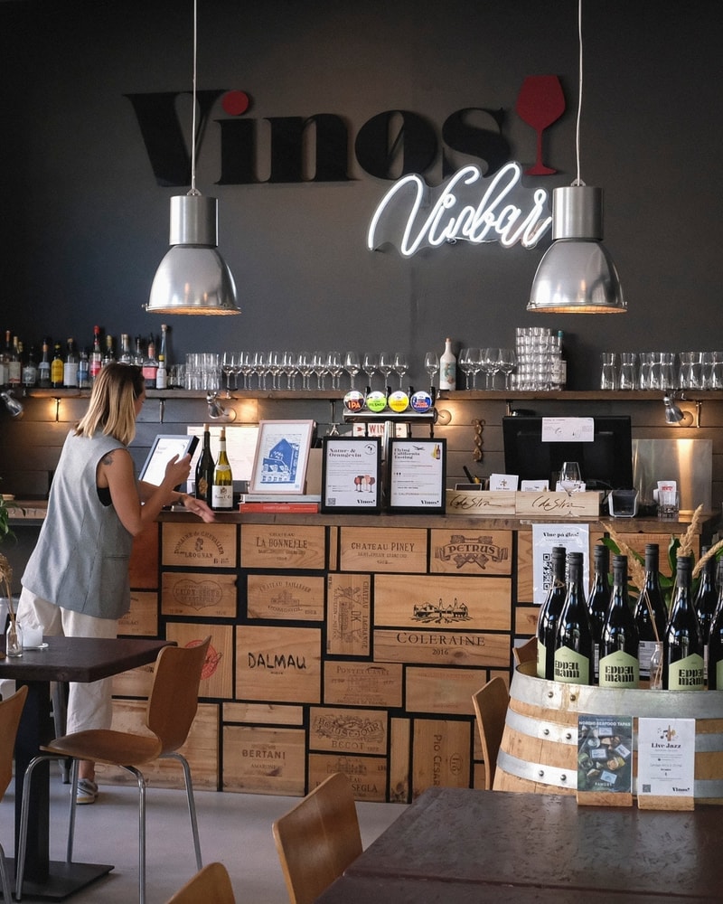 Valgfri menu på 4 serveringer hos Vinøs - Besøg den hyggelige Vinbar på Amager