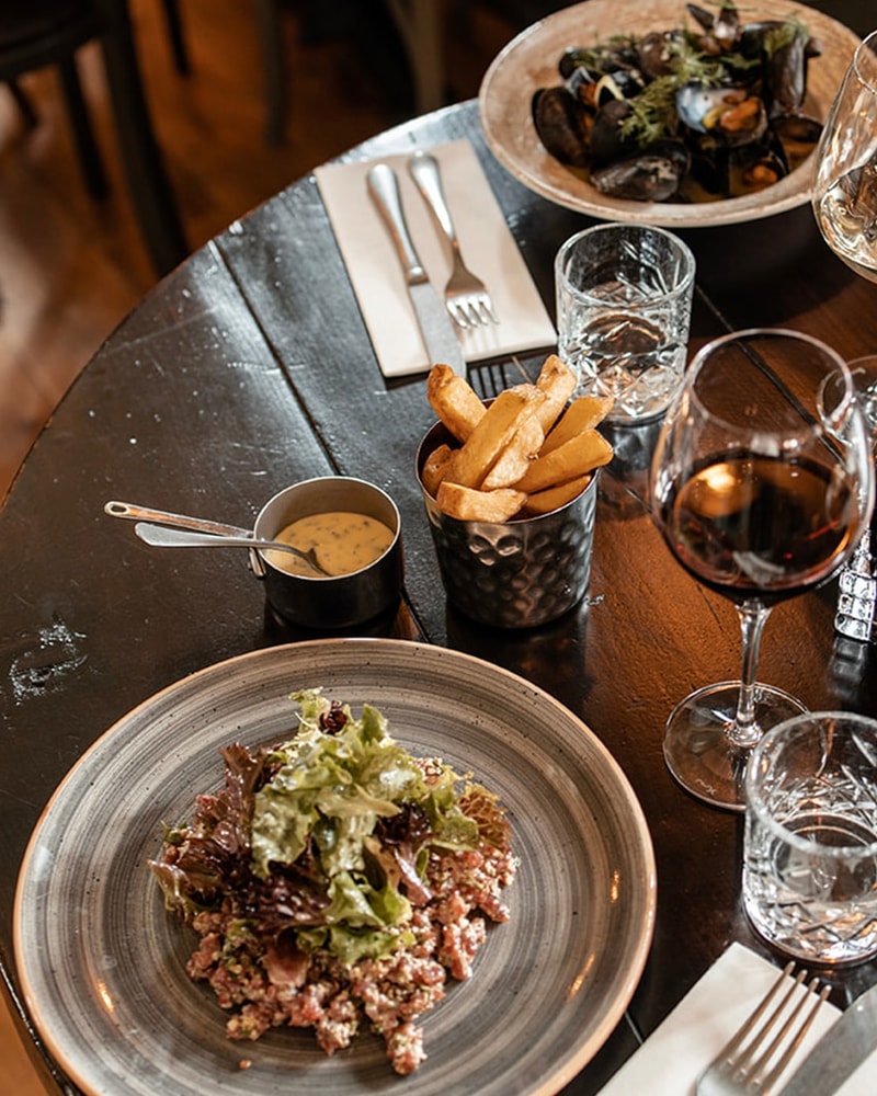 Moules Frites eller Tatar hos EWALDS Brasserie
