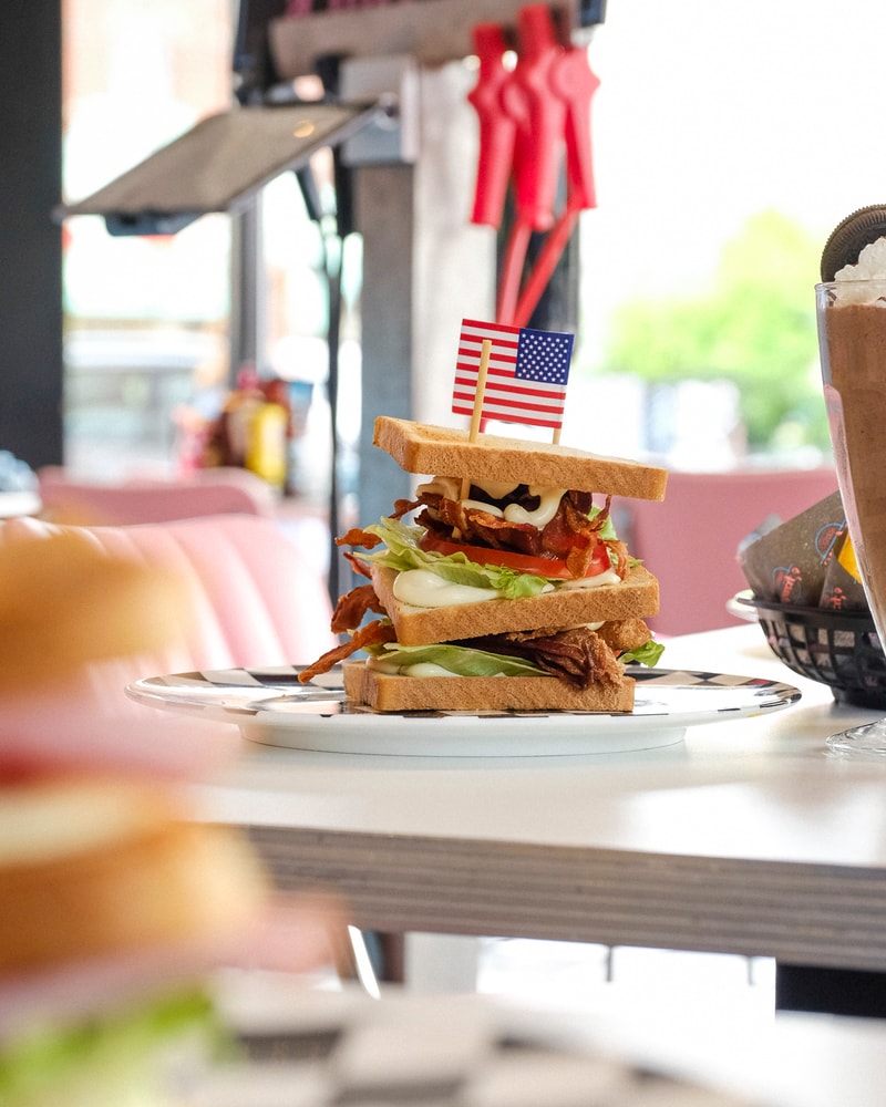 Greasy Burgermenu hos Landets Mest Gennemførte Diner på Trianglen