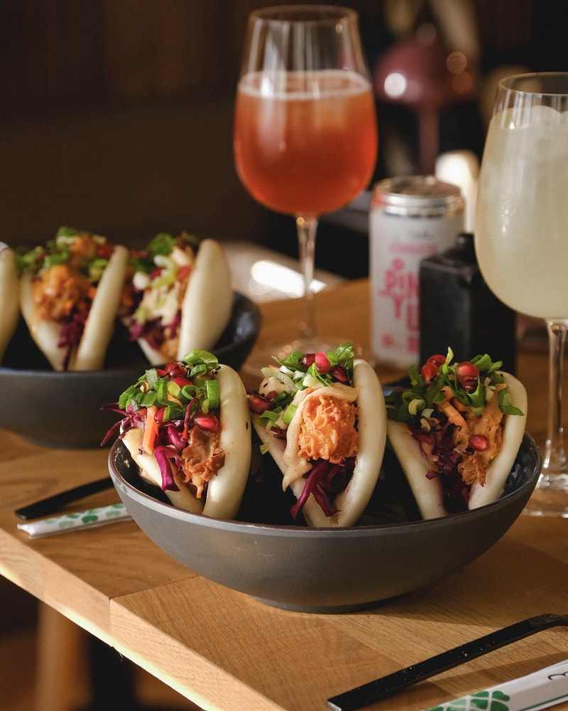 Bao Buns & valgfri drik hos Poké & Sons - Asiatisk velsmag og nordiske råvarer
