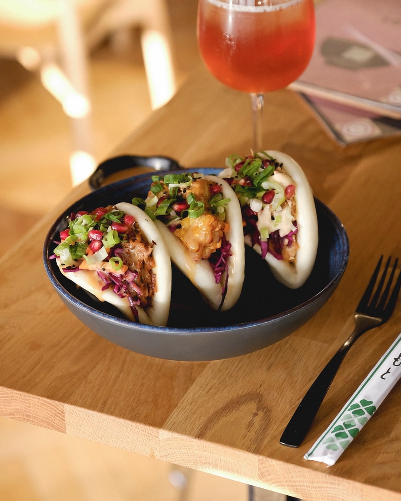 Bao Buns & valgfri drik hos Poké & Sons - Asiatisk velsmag og nordiske råvarer